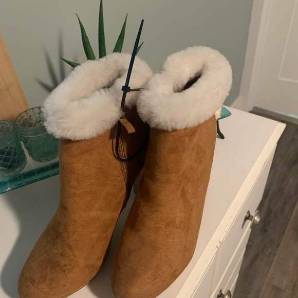Fashionable brown heeled booties with white fur ankle. Size 8.5 - Picture 3 of 4
